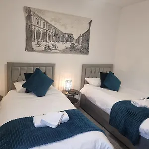 Apartment Cute In Heathrow- 7 Guests 3 Bedrooms, Egham