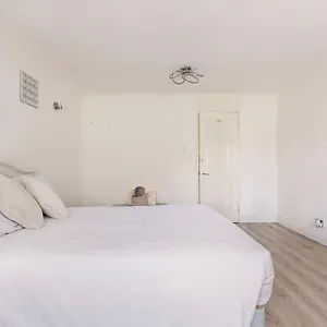 Homestay Luxury Terraced House In Thamesmead, Thamesmead (Greater London)
